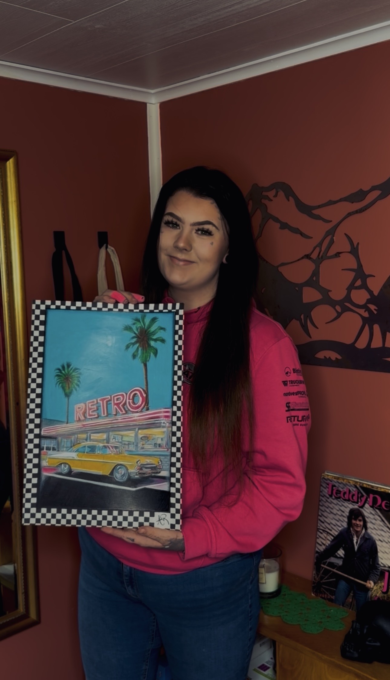 Anniken med måleriet «Retro» — amerikansk diner med palmar og gul veteranbil
