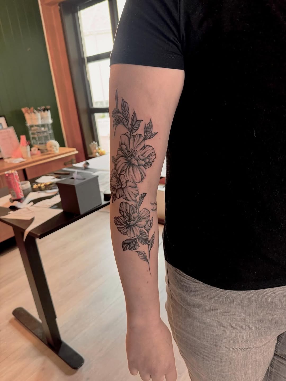 Fine-line blomsterranke langs overarmen