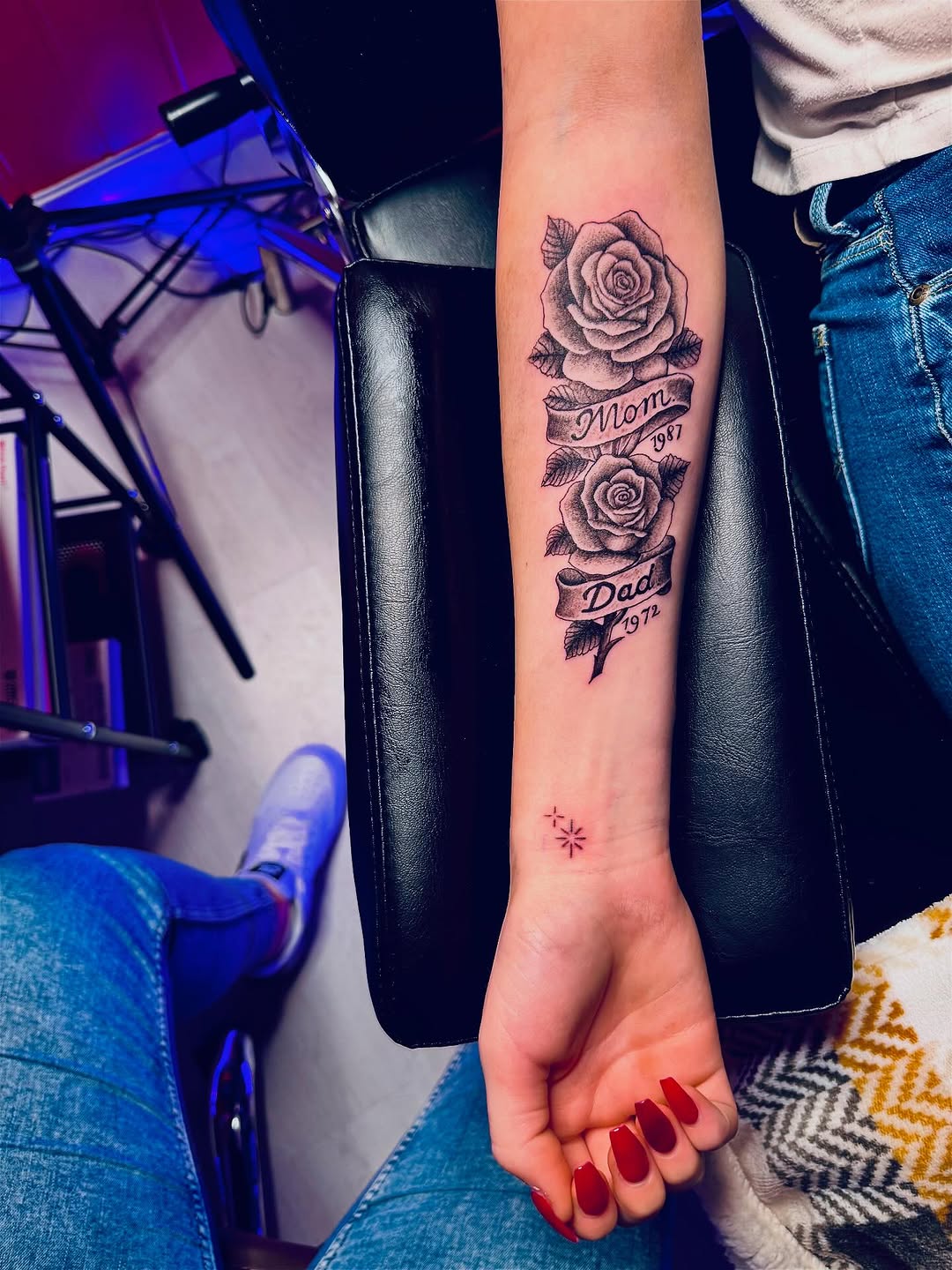 To roser med banner Mom 1987 og Dad 1972 på underarm