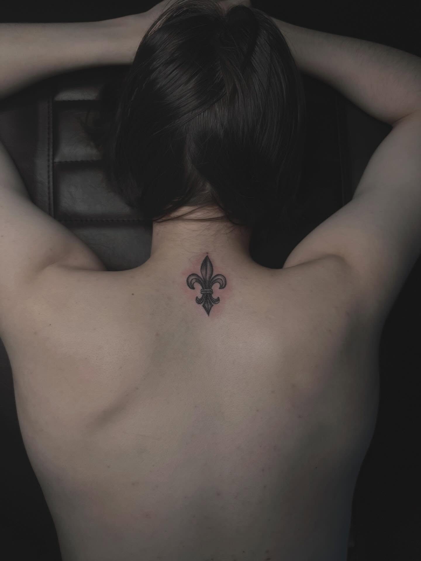 Liten fleur-de-lis i dotwork i nakken